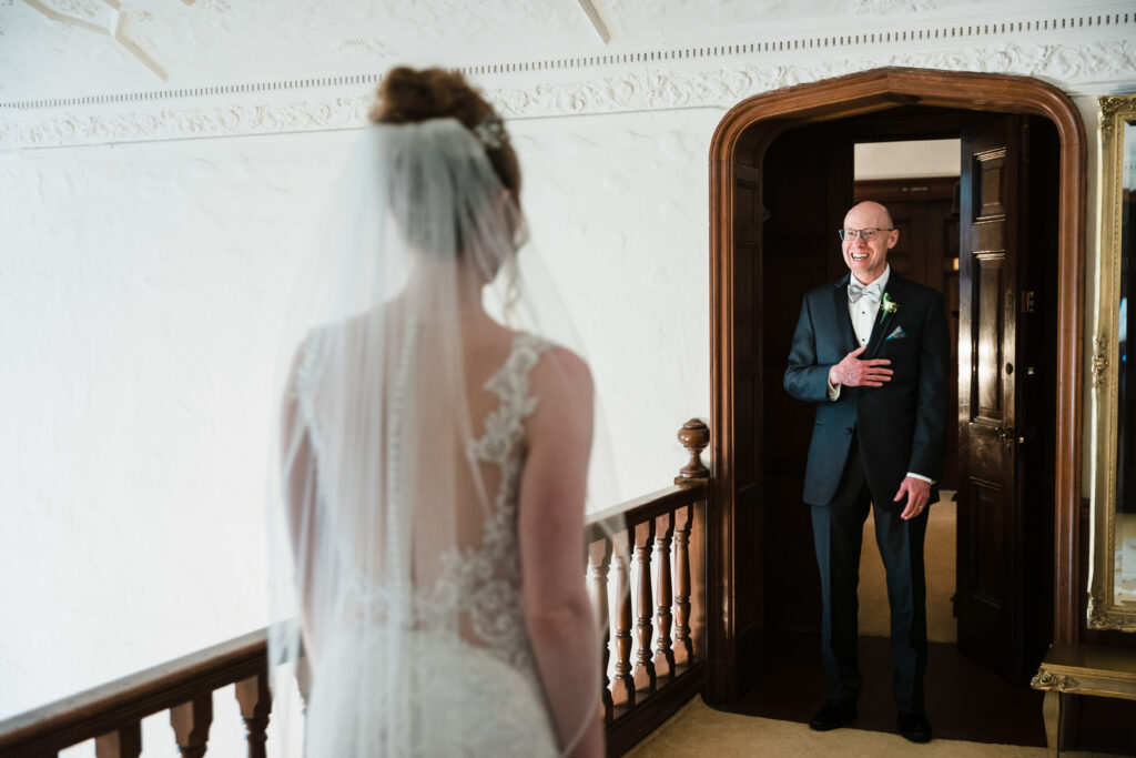 Father sees his daughter for the first time on her wedding day and cries with joy.